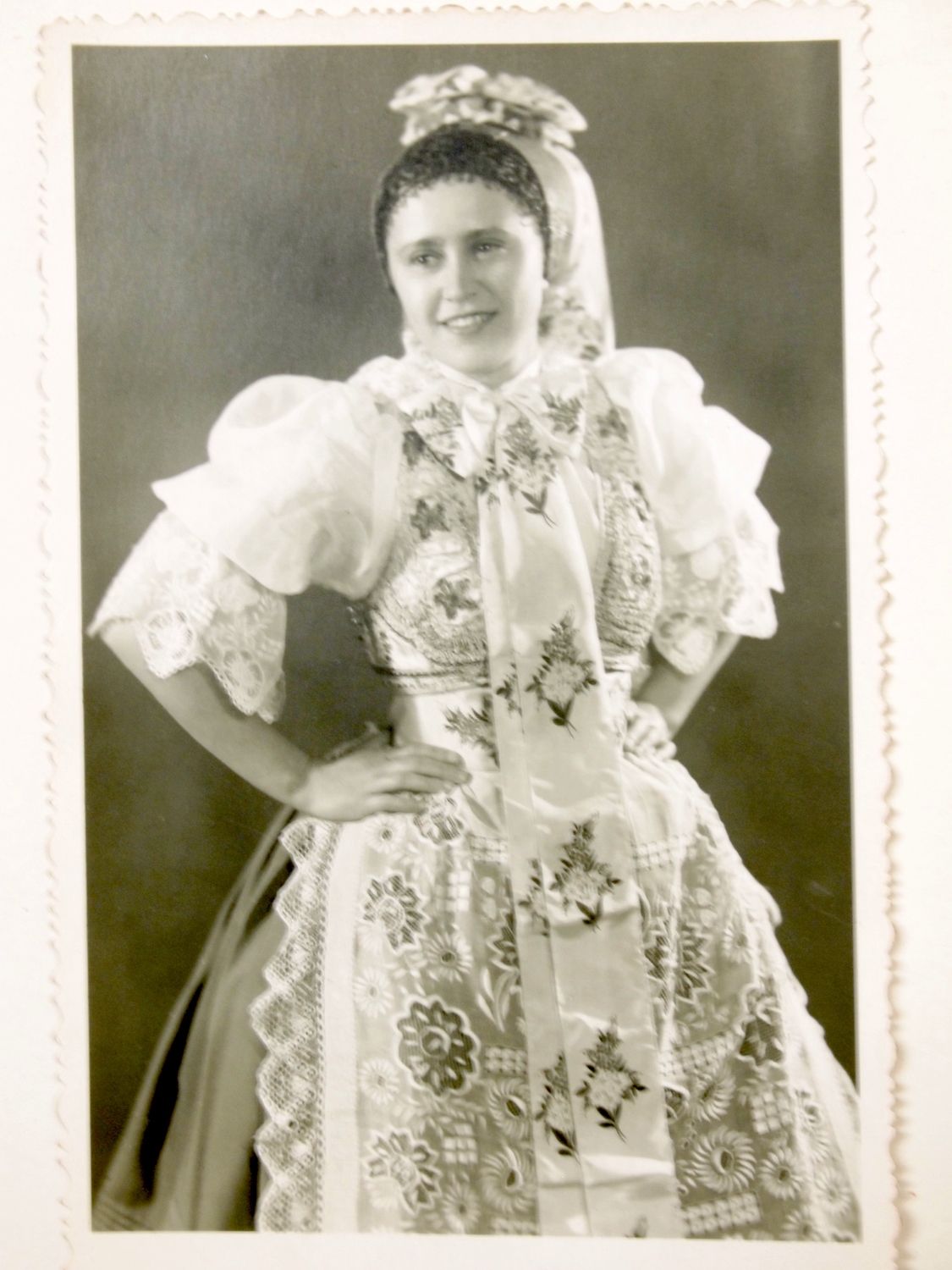 Svobodná dívka v kroji „na vyslečení“. Hlohovec, 40. léta 20. století