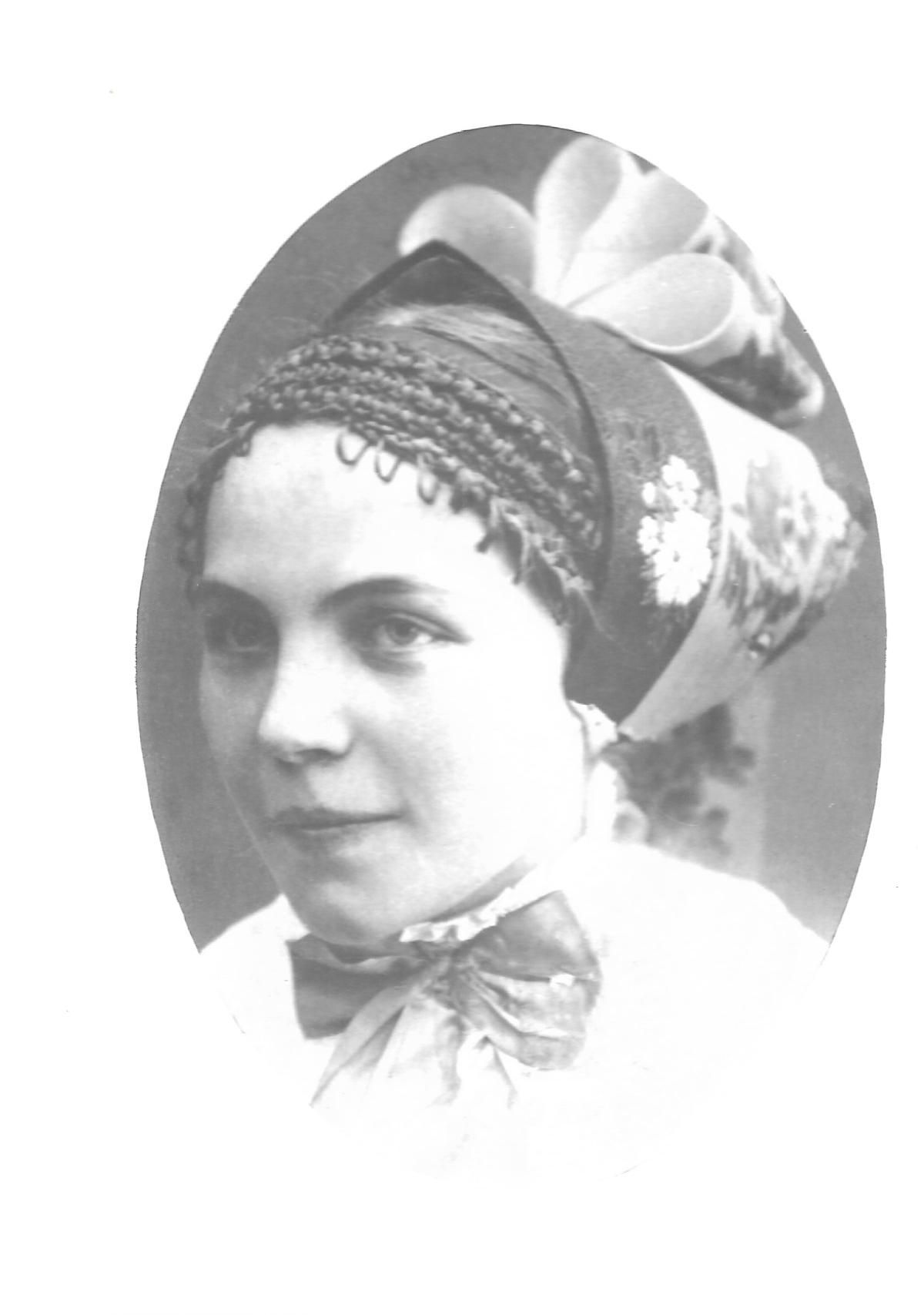 Dívčí rožky ke slavnostnímu kroji, Hrušky, cca 1930. Archiv autorky