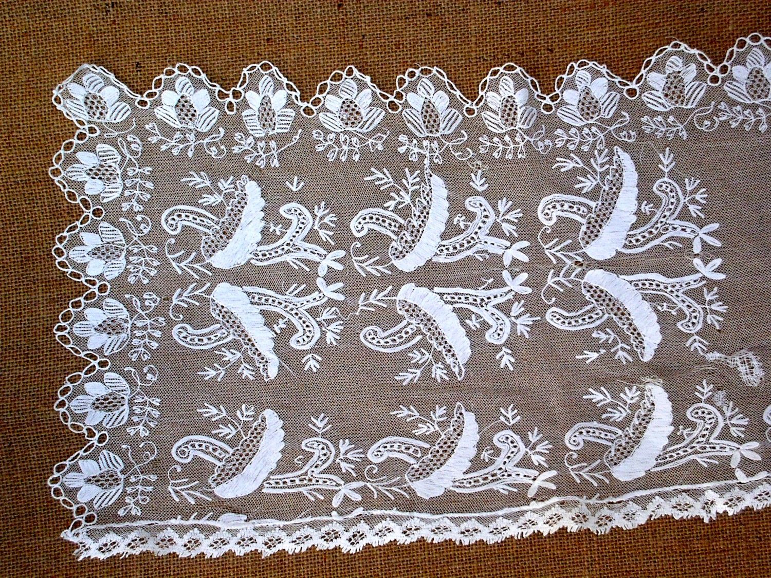 Dívčí tylová šatka s ruční výšivkou. Stará Břeclav, kol. 1910