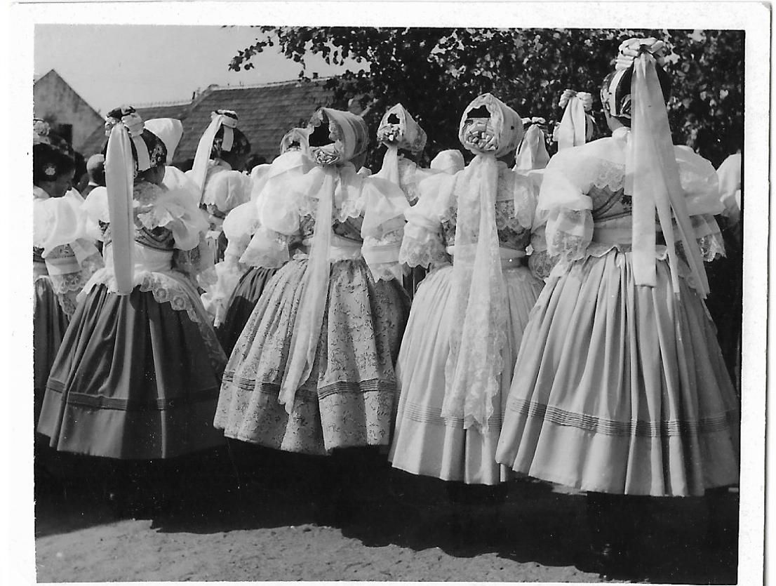 Slavnostní šatky na Boží tělo, Stará Břeclav, 1948. Archiv autorky