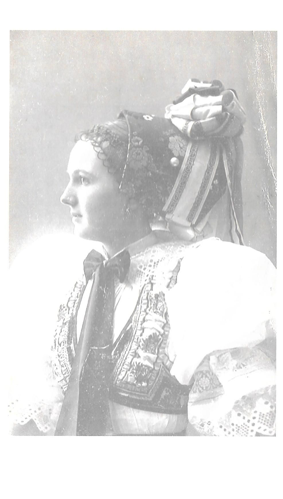 Zaplétání na „podkrúcky“, Stará Břeclav, 1914. Archiv autorky