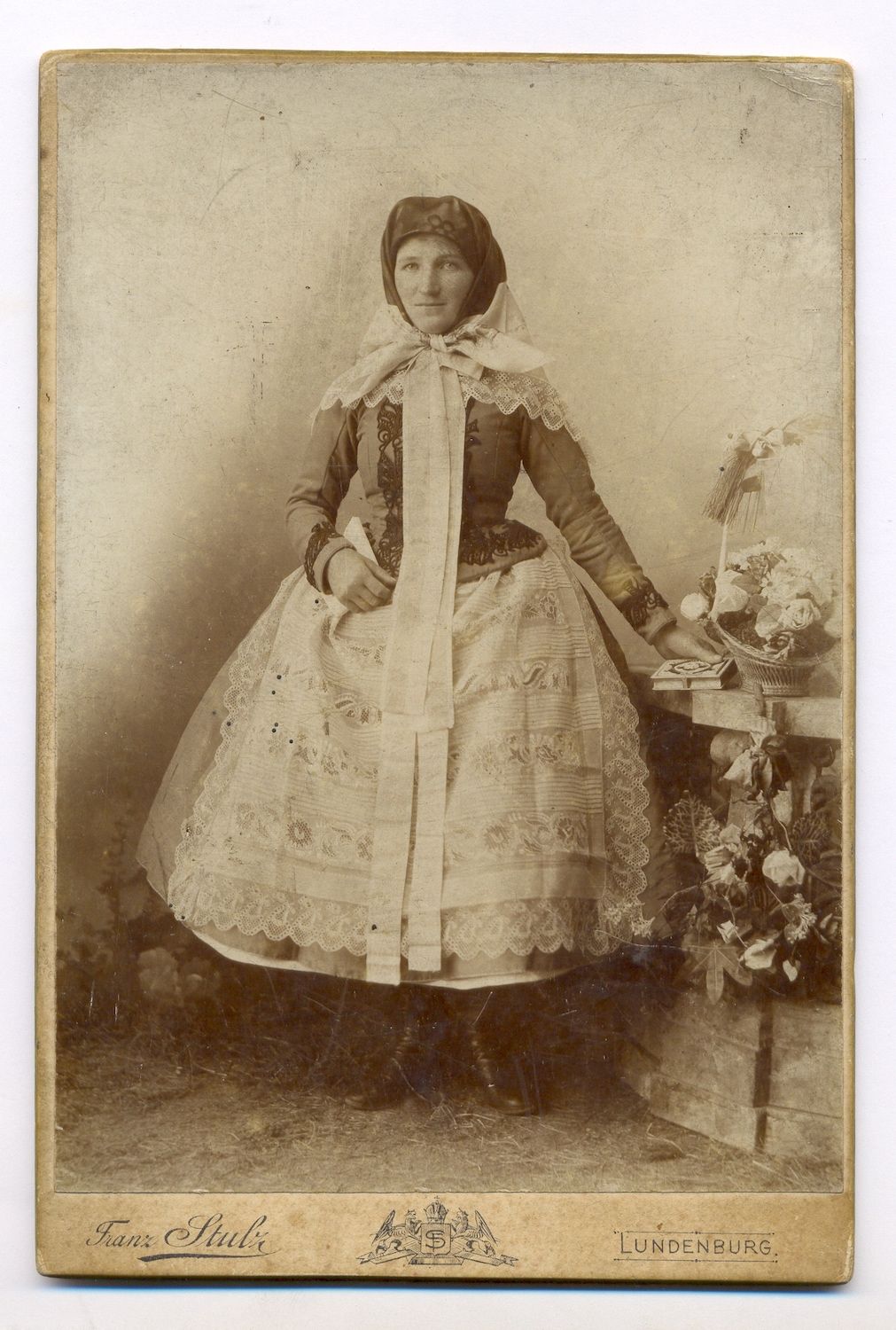 Další varianta slavnostního ženského kroje, Hlohovec, 1910. Archiv autorky.