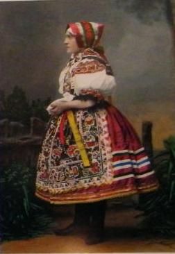 Kroj pro svobodné dívky, Moravští Charváti. Zdroj Wikipedia.org.