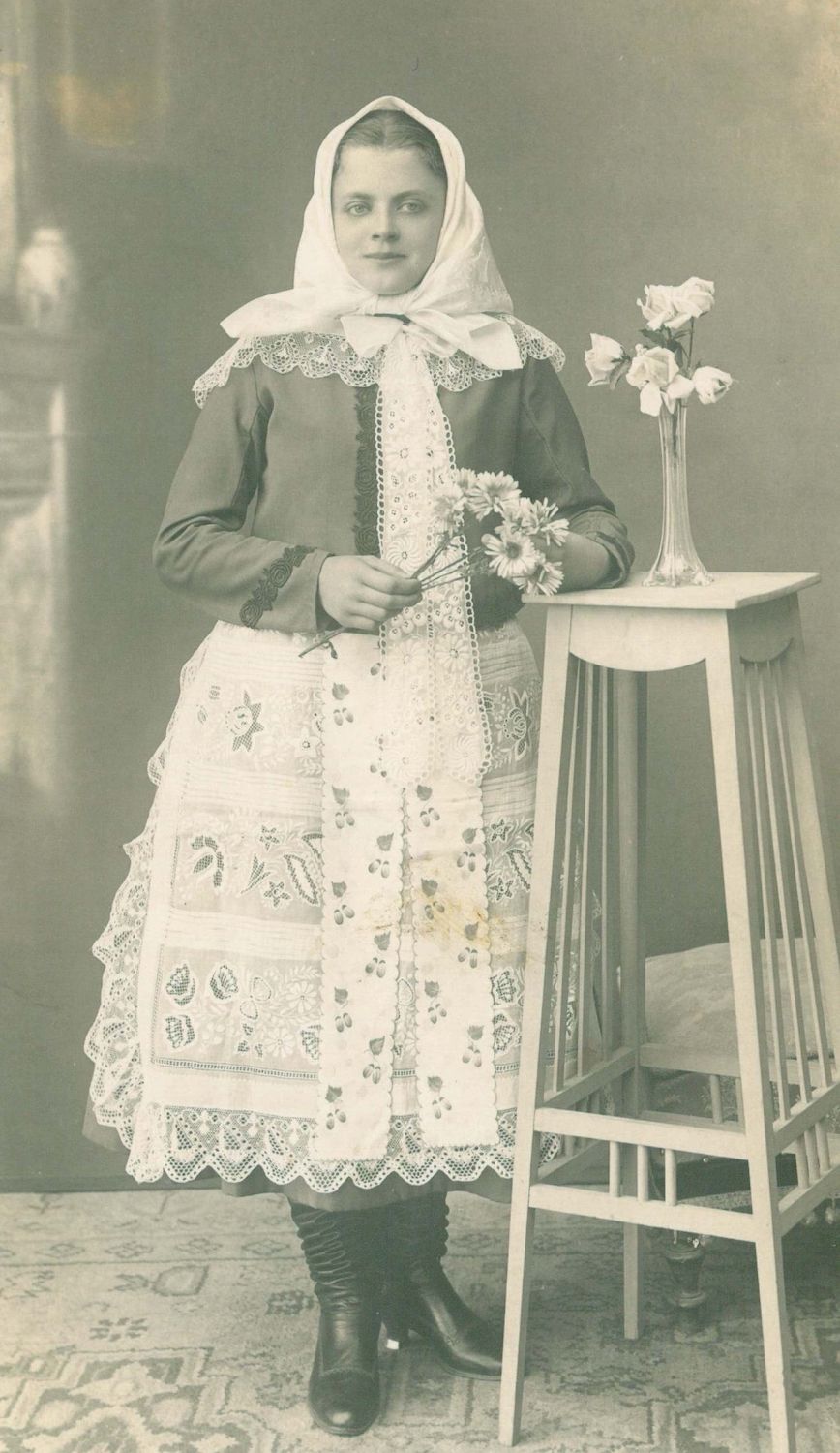 Svobodná dívka ve slavnostním kroji. Charvátská Nová Ves, kol. 1940