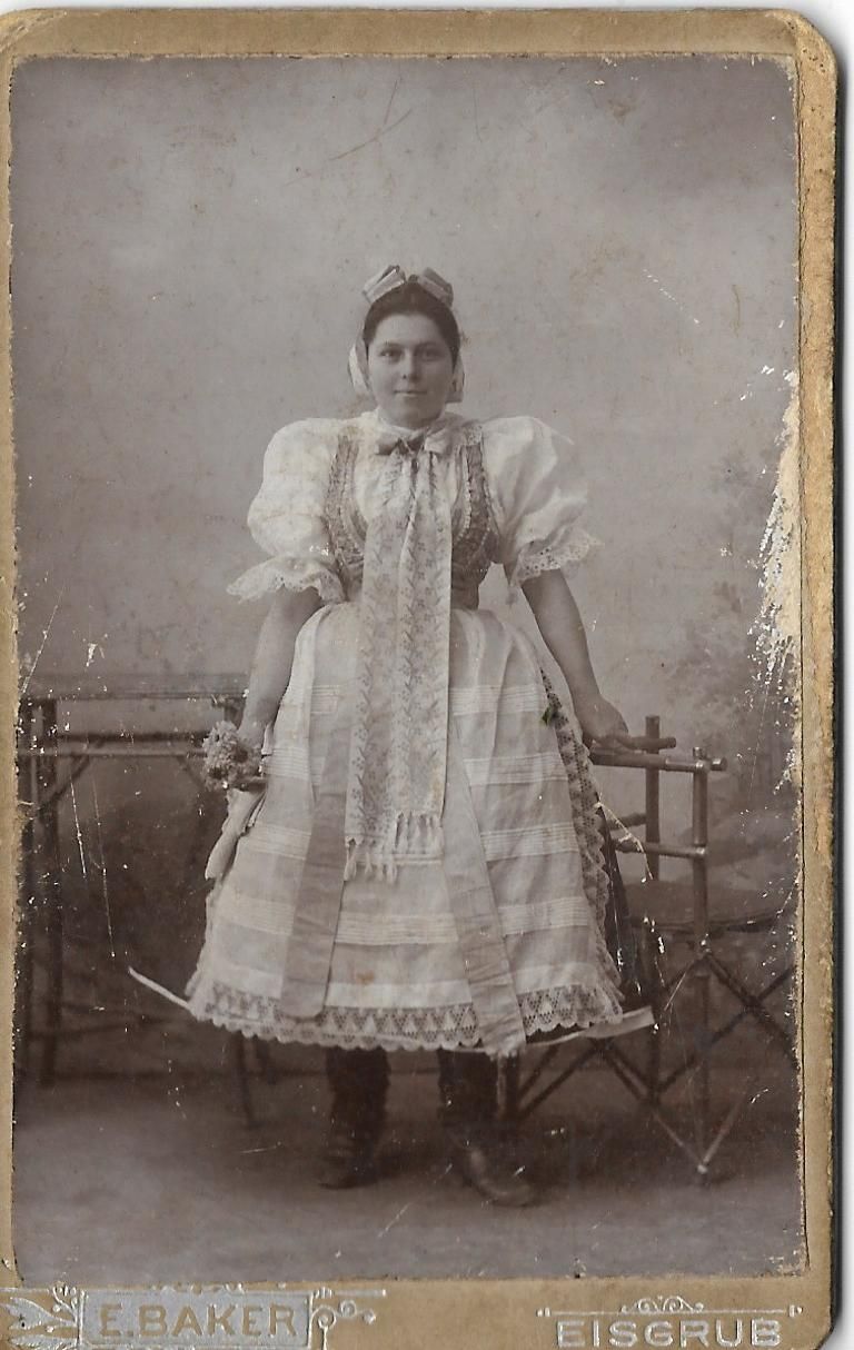 Slavnostní kroj na vyslečení, původní varianta, Hlohovec, cca 1914. Archiv autorky.