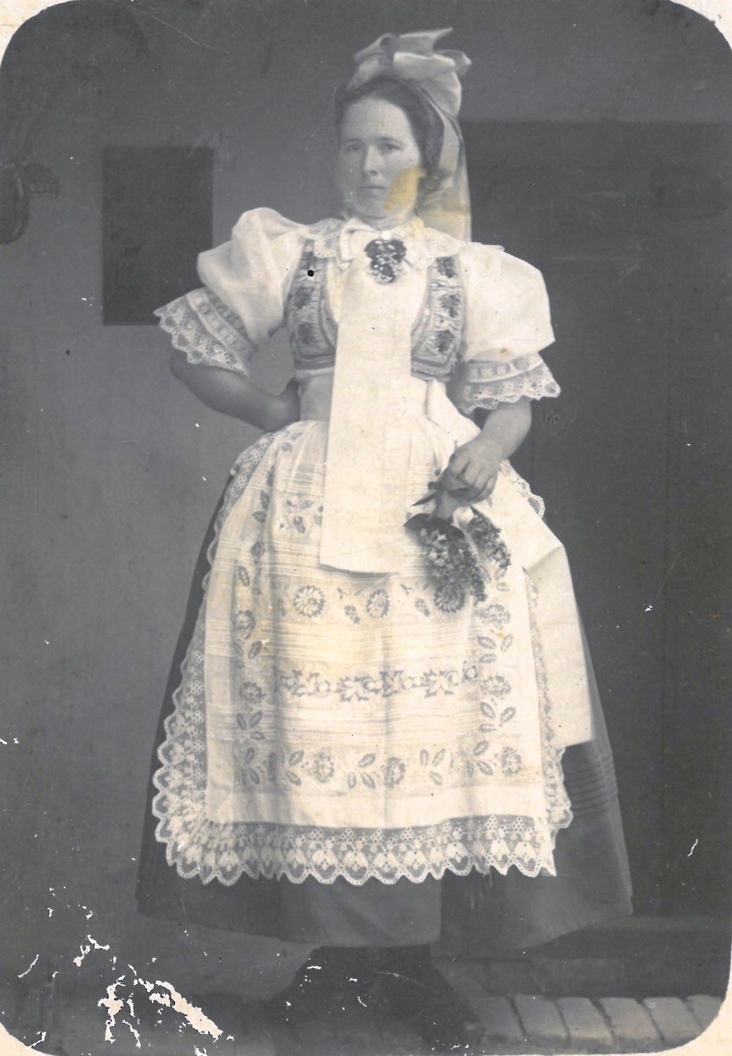 Svobodná dívka v kroji „na vyslečení“. Hlohovec, kol. 1910