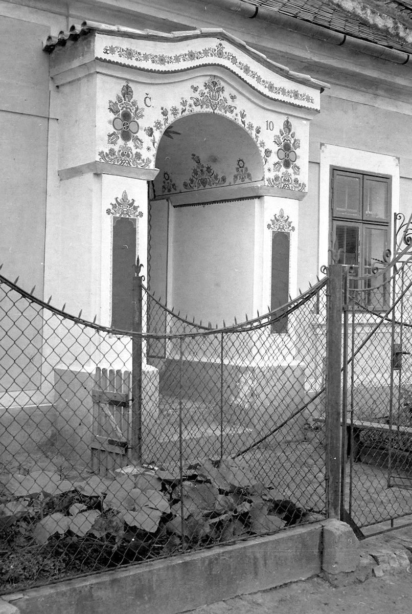 Malované žudro, Lanštorf (nyní Ladná) kol. 1950, foto J. Dostál. Archiv autorky.