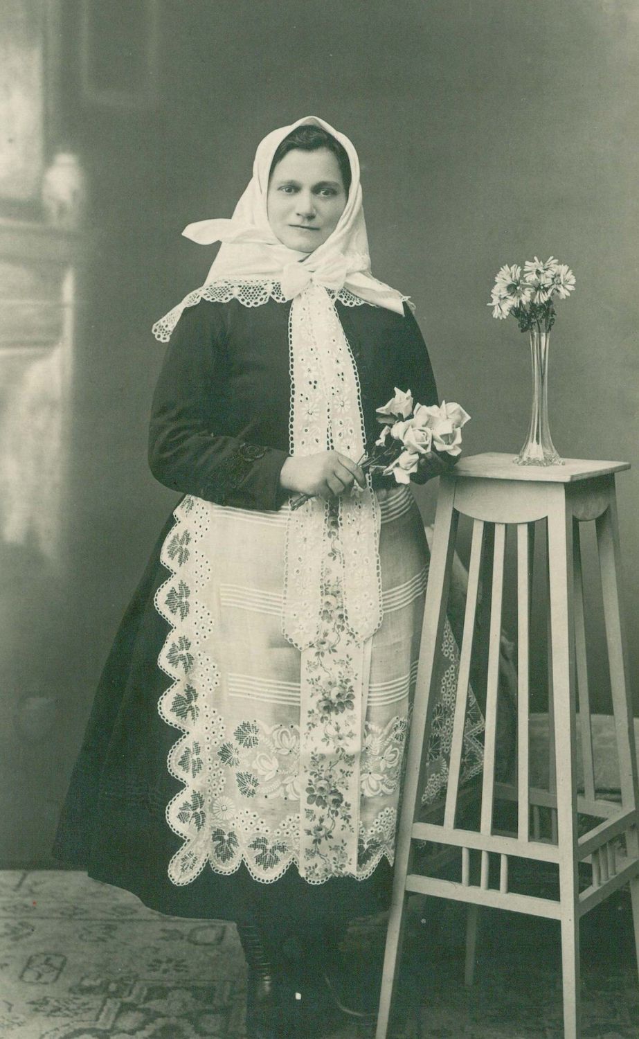 Svobodná dívka – slavnostní canglová zástěra a šňůrky. Charvátská Nová Ves, kol. 1930