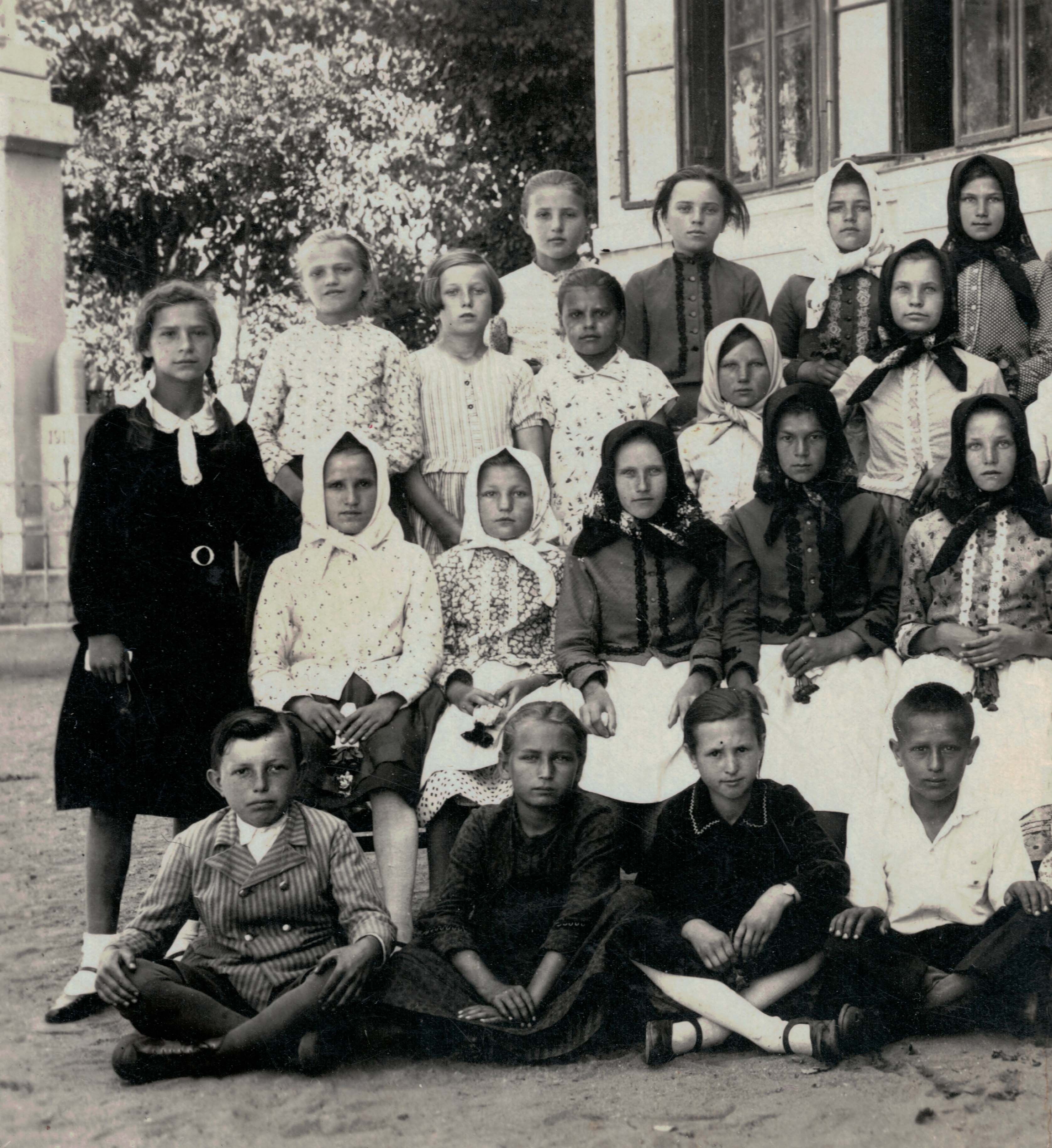 Školní třídy, Hlohovec, I. republika. Archiv autorky.