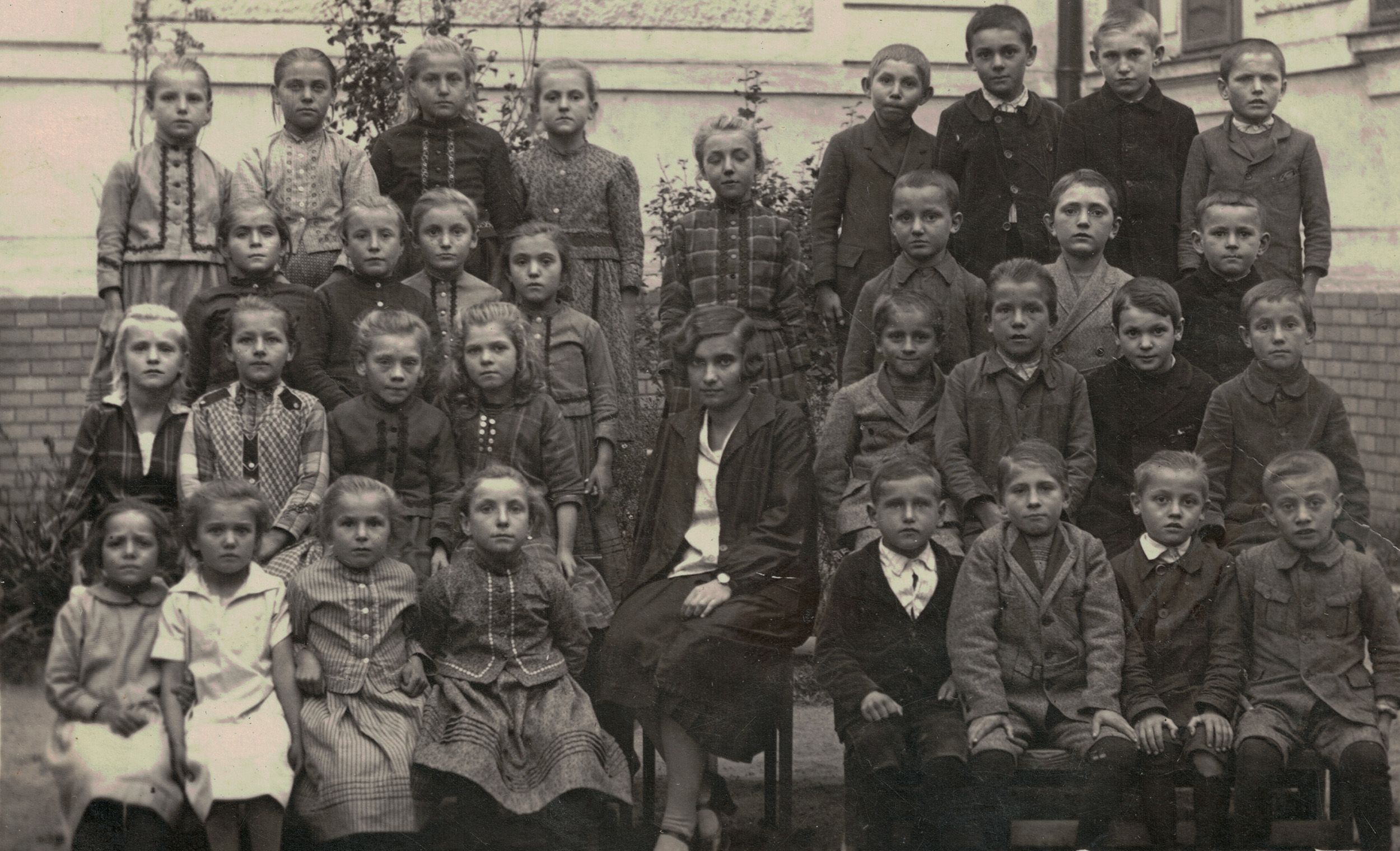 Školní třídy, Hlohovec, I. republika. Archiv autorky.