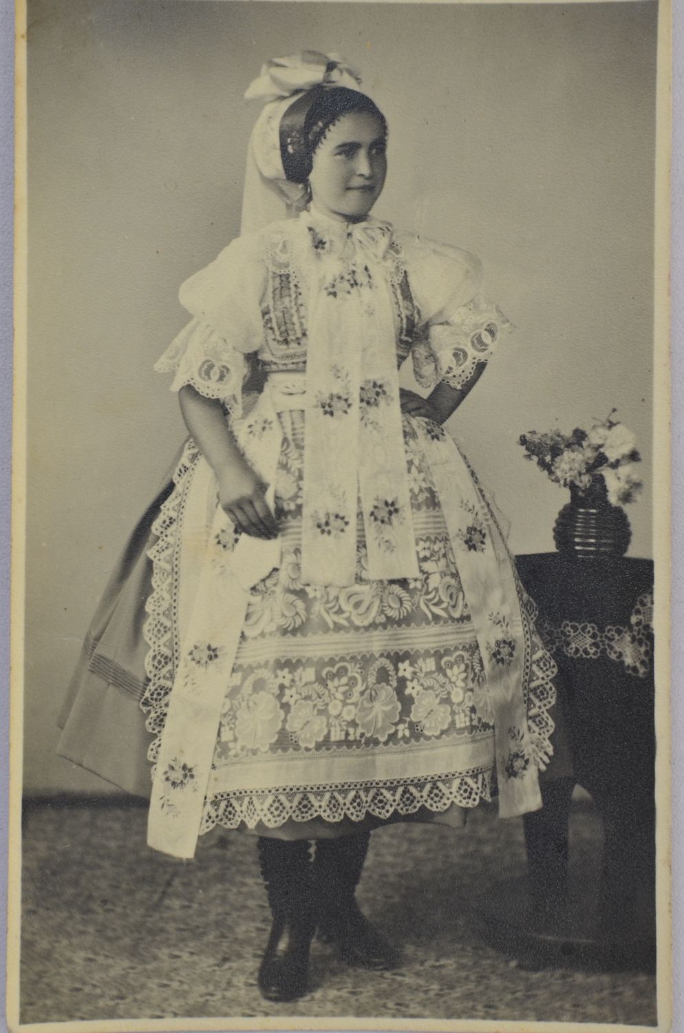 Svobodná dívka v kroji „na vyslečení“. Charvátské Podluží, 30. léta 20. století