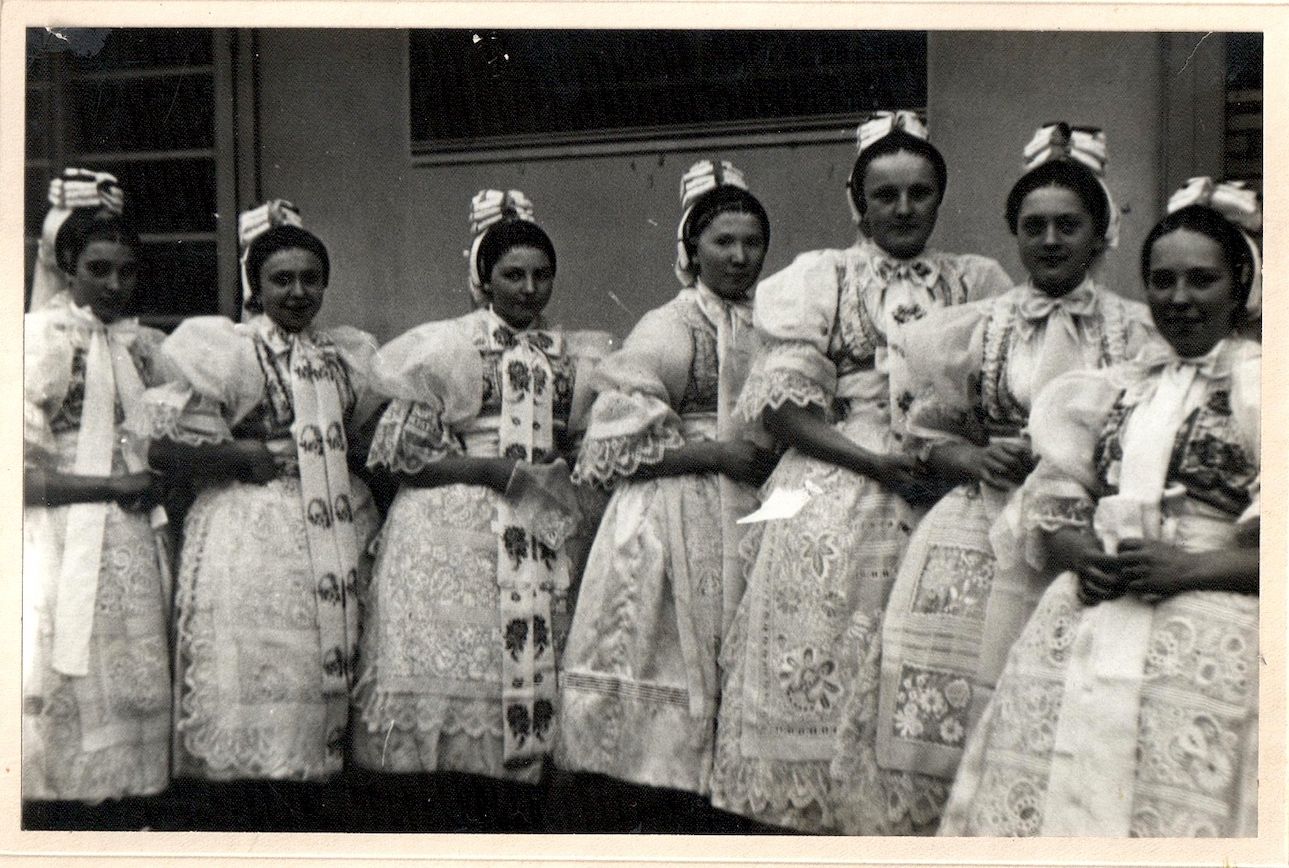 Svobodné dívky v kroji „na vyslečení“. Hody ve Staré Břeclavi, 1956